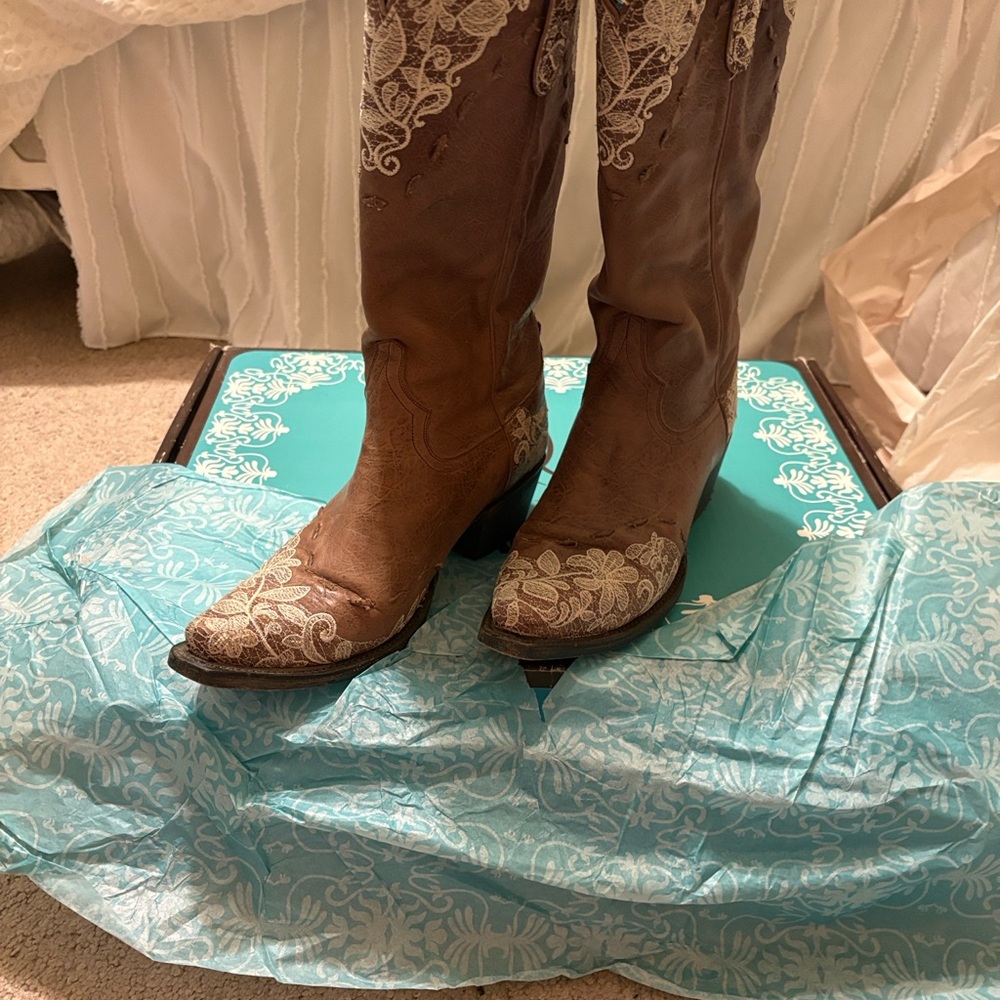 Elegant Lace-Embellished JENI BOOTS BY LANE Size 7 - Picture 2 of 10